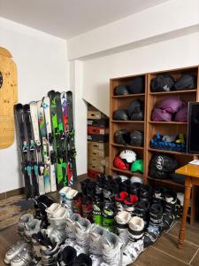 een kamer met een stel ski's en snowboards bij Mama's House in Cerklje na Gorenjskem +81 foto's