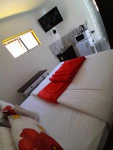 Postel nebo postele na pokoji v ubytování Neo & ruks guest houses Boston Belleville 4