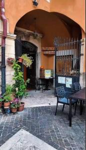 una entrada a un edificio con mesa y sillas en La casa di Cinzia, en Pettorano sul Gizio