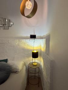 a bedroom with a bed and a lamp on a table at Gollum-Goretti House in Mairena del Aljarafe