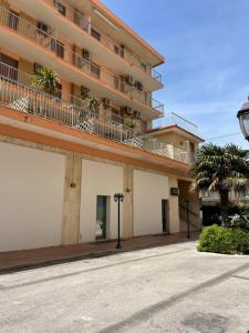 an empty street in front of a building at Dépendance La Perla Preziosa in Grottammare