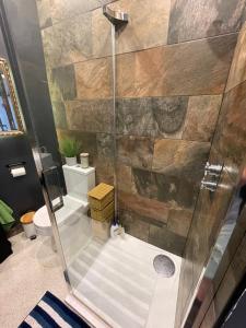 um banheiro com box de vidro e vaso sanitário em Cosy Cottage Apperley Bridge em Apperley Bridge