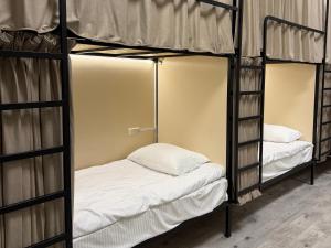 En eller flere senge i et værelse på Old Town Hostel Gyumri