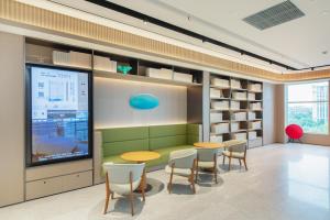 TV a/nebo společenská místnost v ubytování JI Hotel Hangzhou Linping Economic Development Zone Xingqi Road