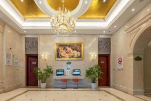 Vienna International Shanghai Nanxiang في Chenjiahang: لوبي كبير مع ثريا في مبنى
