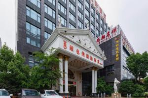 Vienna International Shanghai Nanxiang في Chenjiahang: مبنى به لافتة على واجهته