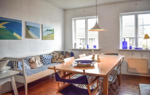 Un lugar para sentarse en Beautiful Home In Baskemölla With House Sea View