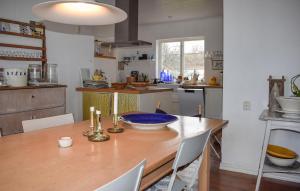 Una cocina o kitchenette en Beautiful Home In Baskemölla With House Sea View