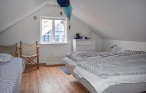 Una cama o camas en una habitación de Beautiful Home In Baskemölla With House Sea View