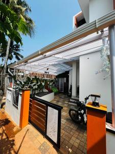 Un edificio con una motocicleta estacionada enfrente. en Miracle Beach Residency, en Varkala 17 fotos más