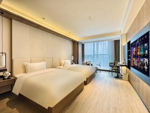 Postel nebo postele na pokoji v ubytování Jingyue International Hotel Chengdu Tianfu International Airport Branch