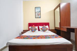 Ένα ή περισσότερα κρεβάτια σε δωμάτιο στο FabHotel Richa Palace