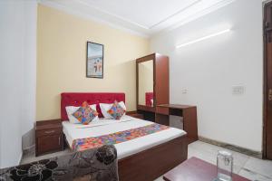 Ένα ή περισσότερα κρεβάτια σε δωμάτιο στο FabHotel Richa Palace