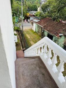 una escalera con una barandilla blanca junto a un edificio en Pawana Hotel, en Unawatuna 16 fotos más