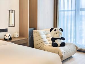 Postel nebo postele na pokoji v ubytování Jingyue International Hotel Chengdu Tianfu International Airport Branch