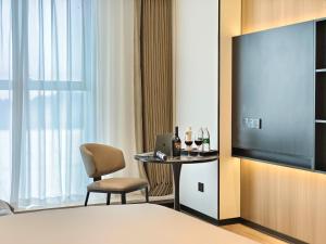 TV a/nebo společenská místnost v ubytování Jingyue International Hotel Chengdu Tianfu International Airport Branch