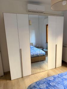 a bedroom with a mirrored closet and a bed at La DA MA Shila Winter Escape in Francavilla al Mare +8 photos