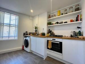 uma cozinha com uma máquina de lavar e uma máquina de lavar roupa em Cosy Cottage Apperley Bridge em Apperley Bridge