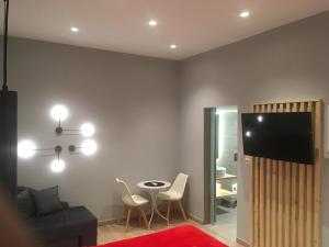 TV a/nebo společenská místnost v ubytování Preveza Suitestay Apartments Dodonis 28 + 6 fotografií