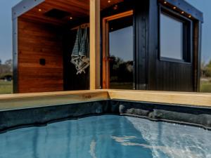 una piscina davanti a una casa di Lodge 16 a Wareham