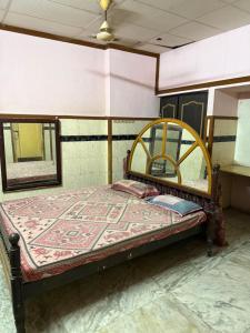 Postel nebo postele na pokoji v ubytování Pondicherry Ramesh inn