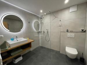 Kastanienhof Selz في سبالت: حمام مع حوض ومرحاض ودش +45 صورة