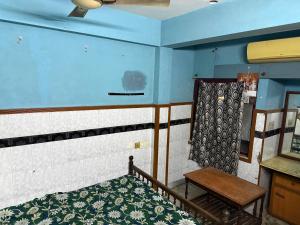 Postel nebo postele na pokoji v ubytování Pondicherry Ramesh inn