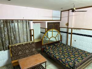 Postel nebo postele na pokoji v ubytování Pondicherry Ramesh inn