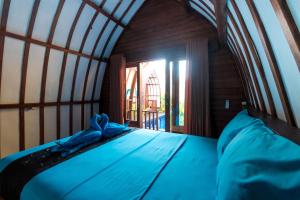 Un pat sau paturi într-o cameră la Little Coco Gili Trawangan Hotel