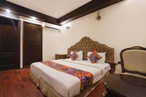 Un dormitorio con una cama, un escritorio y una mesa. en FabHotel NFC Royale, en Nueva Delhi 26 fotos más