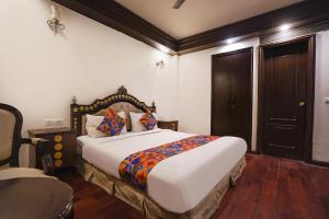 Un dormitorio con una cama grande en una habitación. en FabHotel NFC Royale, en Nueva Delhi