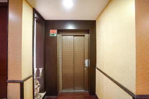 - Baño con ducha en el pasillo en FabHotel NFC Royale, en Nueva Delhi