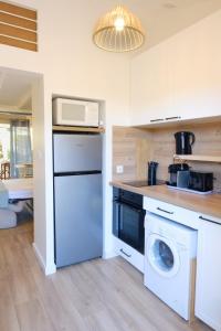 Kuchyň nebo kuchyňský kout v ubytování Bright studio close to the beach in Roquebrune