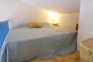 Postel nebo postele na pokoji v ubytování Bright studio close to the beach in Roquebrune