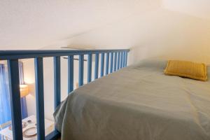 Postel nebo postele na pokoji v ubytování Bright studio close to the beach in Roquebrune + 11 fotografií