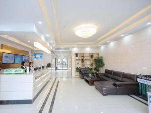 GreenTree Inn Jiaxin Puyuan Kaixuan Road في Puyuan: ردهة صيدلية بها أرائك ومنضدة