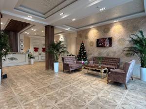 un vestíbulo con sofás y un árbol de Navidad en AKS Hotel, en Tashkent