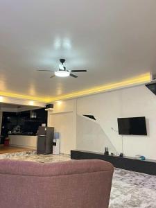 Un televizor și/sau centru de divertisment la Shiri Hotel Pool Villa 2 쉬리호텔 풀빌라 2 +20 fotografii