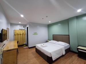 Un pat sau paturi într-o cameră la Asia Jem Hotel - Bacolod City