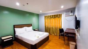 Un pat sau paturi într-o cameră la Asia Jem Hotel - Bacolod City