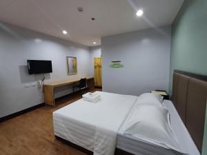 Un pat sau paturi într-o cameră la Asia Jem Hotel - Bacolod City