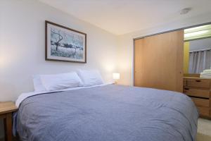 Ένα ή περισσότερα κρεβάτια σε δωμάτιο στο 208 Village Gate condo