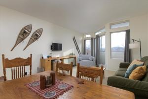 Μια τηλεόραση ή/και κέντρο ψυχαγωγίας στο 208 Village Gate condo