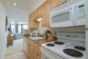 Η κουζίνα ή μικρή κουζίνα στο 208 Village Gate condo