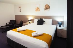 En eller flere senge i et værelse på Burke & Wills Mt Isa