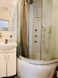 Ένα μπάνιο στο Apartment Studio on Bucuresti 9/1