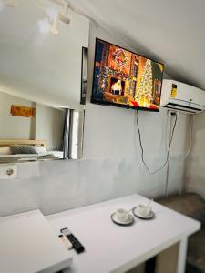 Μια τηλεόραση ή/και κέντρο ψυχαγωγίας στο Apartment Studio on Bucuresti 9/1