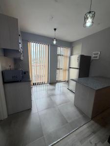 una cocina con refrigerador y encimera en Boldmark Apartments, en Addis Ababa