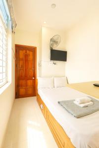 um quarto com uma cama e uma porta em Kinh Bac Hotel Quy Nhon em Quy Nhon