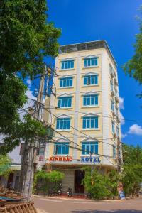 um prédio alto e branco com uma placa em Kinh Bac Hotel Quy Nhon em Quy Nhon